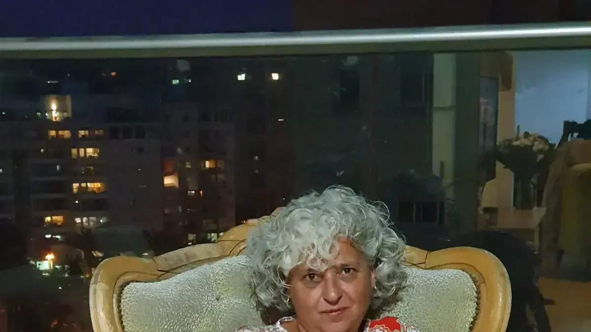 רות ברוכאל וכלבתה בדירה בחיפה מעל תחנת סמים רות ברוכאל וכלבתה בדירה בחיפה מעל תחנת סמים