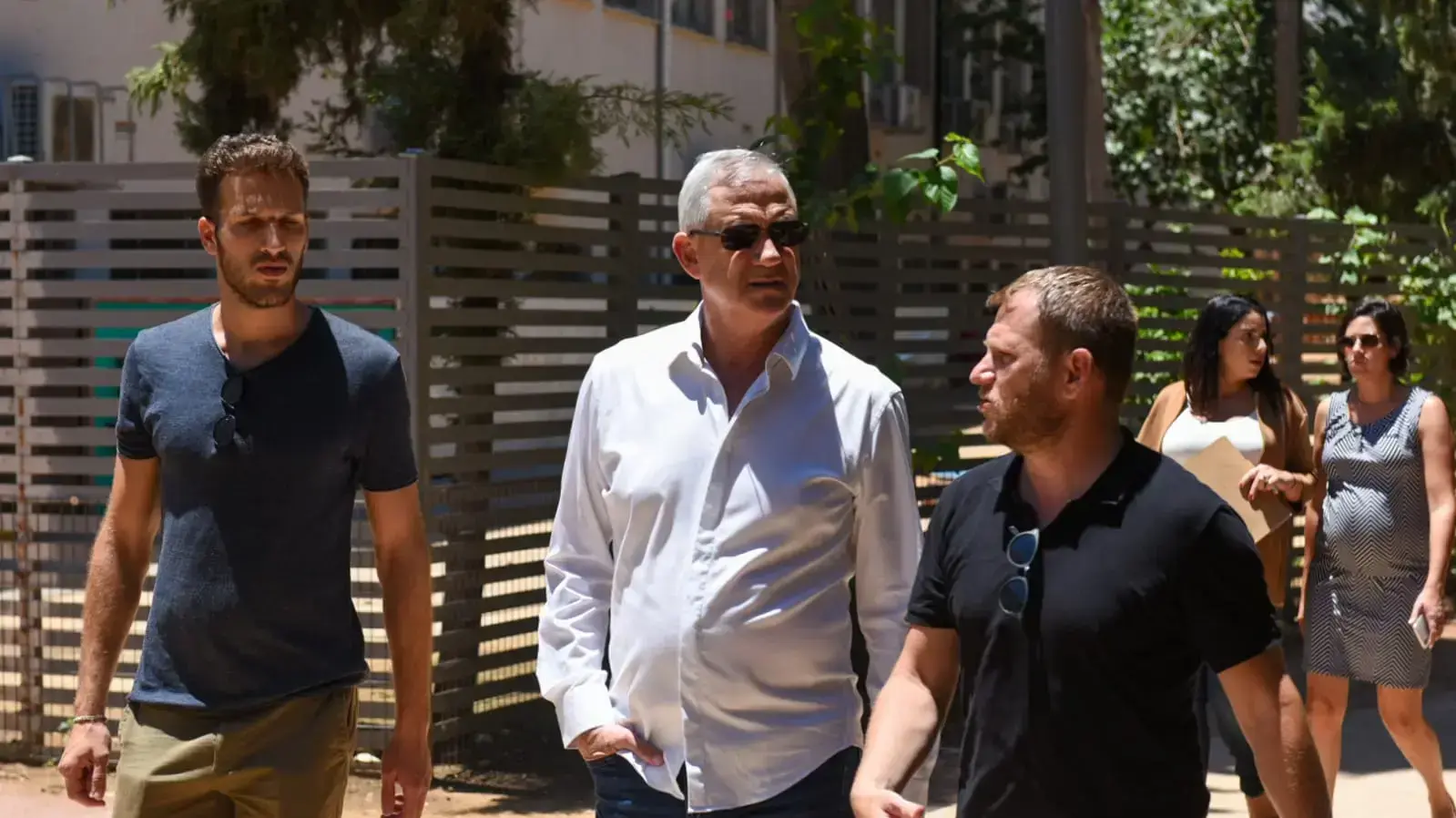 יו״ר כחול לבן, והמועמד לראשות הממשלה, בני גנץ, בגן מאיר בתל אביב בפגישה עם נציגי הקהילה הגאה יו״ר כחול לבן, והמועמד לראשות הממשלה, בני גנץ, בגן מאיר בתל אביב בפגישה עם נציגי הקהילה הגאה