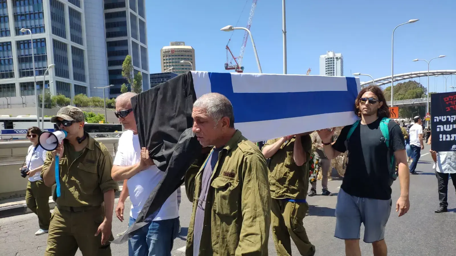 מחאת "הגיבורים השקופים" - של עמותת "ההלם והקרב", קריה, תל אביב, 14 ביולי 2019 מחאת "הגיבורים השקופים" - של עמותת "ההלם והקרב", קריה, תל אביב, 14 ביולי 2019