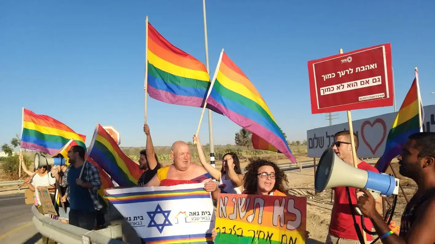 הפגנה מחוץ לביתו של רפי פרץ ביישוב נווה 14 ביוני 2019 הפגנה מחוץ לביתו של רפי פרץ ביישוב נווה 14 ביוני 2019