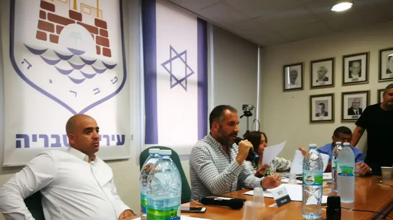 ראש עיריית טבירה, רון קובי במהלך ישיבת תקציב של העירייה 14 ביוני 2019 ראש עיריית טבירה, רון קובי במהלך ישיבת תקציב של העירייה 14 ביוני 2019