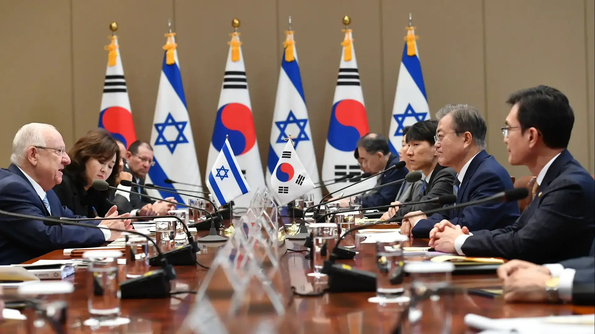 נשיא המדינה ראובן ריבלין בפגישת עבודה מדינית עם נשיא דרום קוריאה מון ג'ה אין בסיאול, יולי 2019 נשיא המדינה ראובן ריבלין בפגישת עבודה מדינית עם נשיא דרום קוריאה מון ג'ה אין בסיאול, יולי 2019