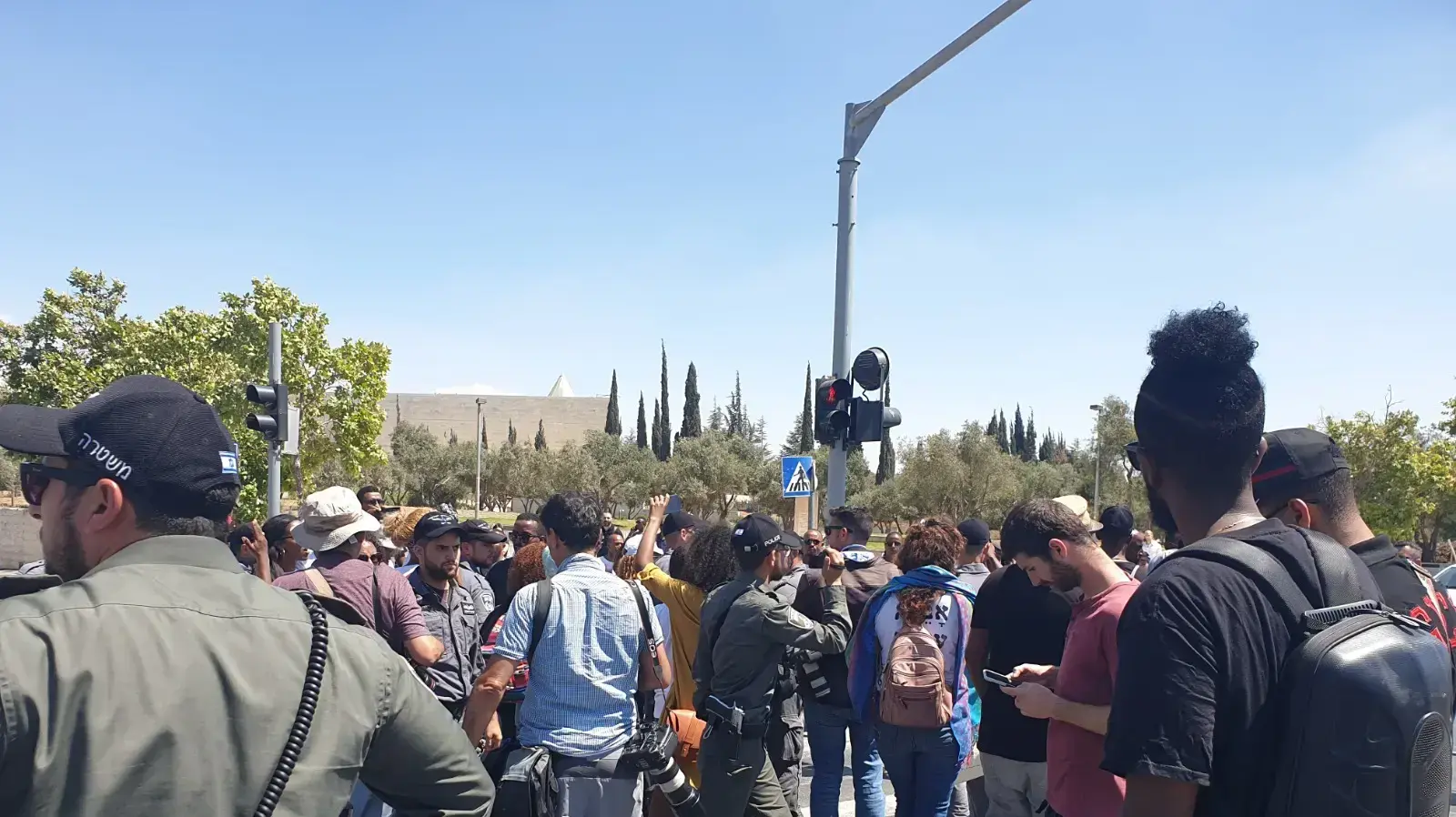 הפגנת בני העדה האתיופית ופעילים נגד אלימות המשטרה כעת בצומת בית המשפט העליון בירושלים 15 ביווני 2019 הפגנת בני העדה האתיופית ופעילים נגד אלימות המשטרה כעת בצומת בית המשפט העליון בירושלים 15 ביווני 2019
