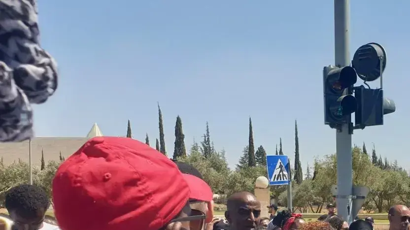 הפגנת בני העדה האתיופית ופעילים נגד אלימות המשטרה כעת בצומת בית המשפט העליון בירושלים 15 ביווני 2019 הפגנת בני העדה האתיופית ופעילים נגד אלימות המשטרה כעת בצומת בית המשפט העליון בירושלים 15 ביווני 2019