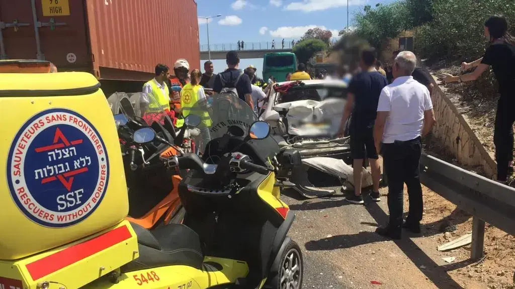 תאונת דרכים עם מעורבות משאית, אוטובוס ושני כלי רכב נוספים בכביש 2 
15 ביולי 2019