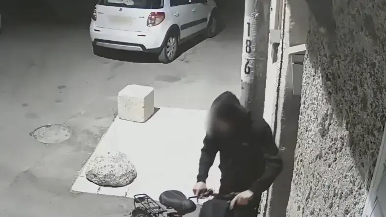 תיעוד צעיר בן 23 מרמלה חשוד כי ירה למוות באינתיסאר אל-עיסאווי בת ה-53, רמלה, 16 יולי 2019 תיעוד צעיר בן 23 מרמלה חשוד כי ירה למוות באינתיסאר אל-עיסאווי בת ה-53, רמלה, 16 יולי 2019
