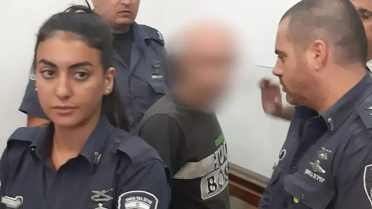 אב התינקות שנמצאה מחוסרת הכרה עם ממצאים של סמים קשים בדמה במהלך הארכת מעצרו בבית משפט השלום בתל אביב 16 ביוני