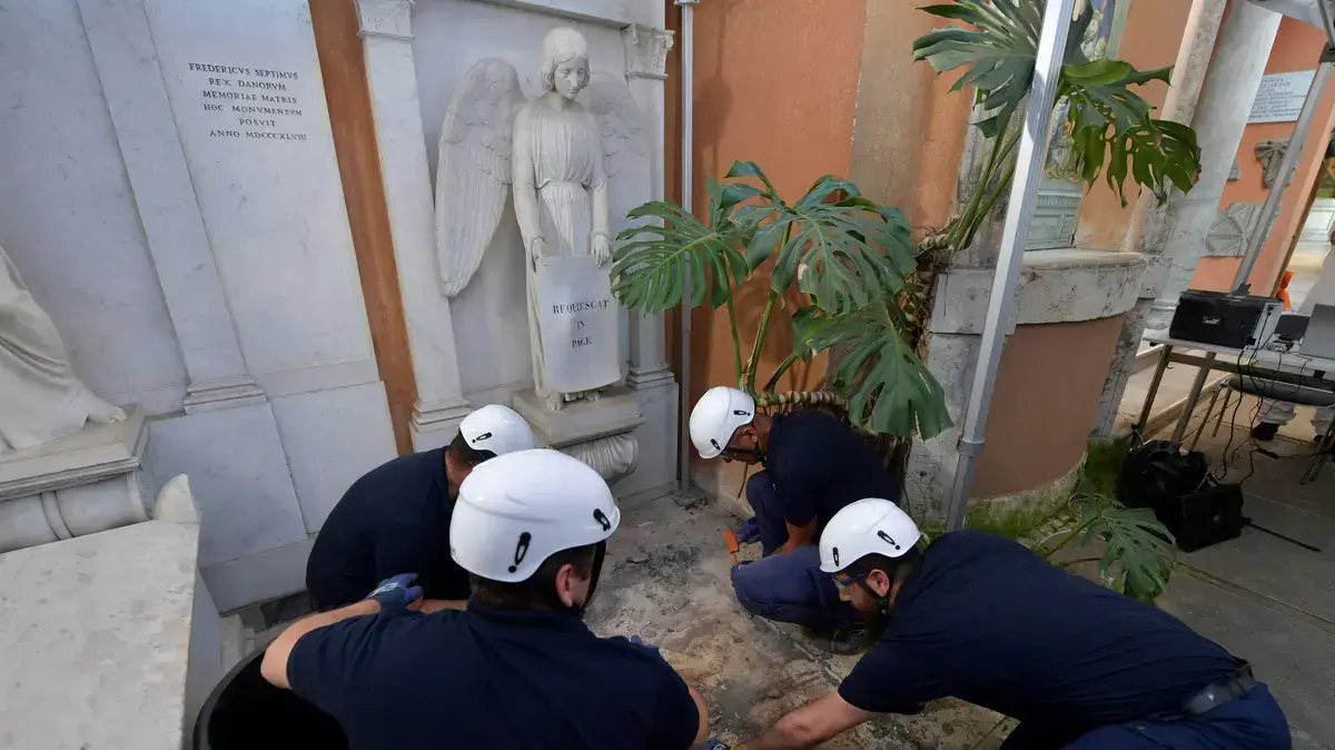 פועלים פותחים קברים בקריית הוותיקן בחיפוש אחרי שרידי הנערה עמנואלה אורלנדי, 11 ביולי 2019 פועלים פותחים קברים בקריית הוותיקן בחיפוש אחרי שרידי הנערה עמנואלה אורלנדי, 11 ביולי 2019
