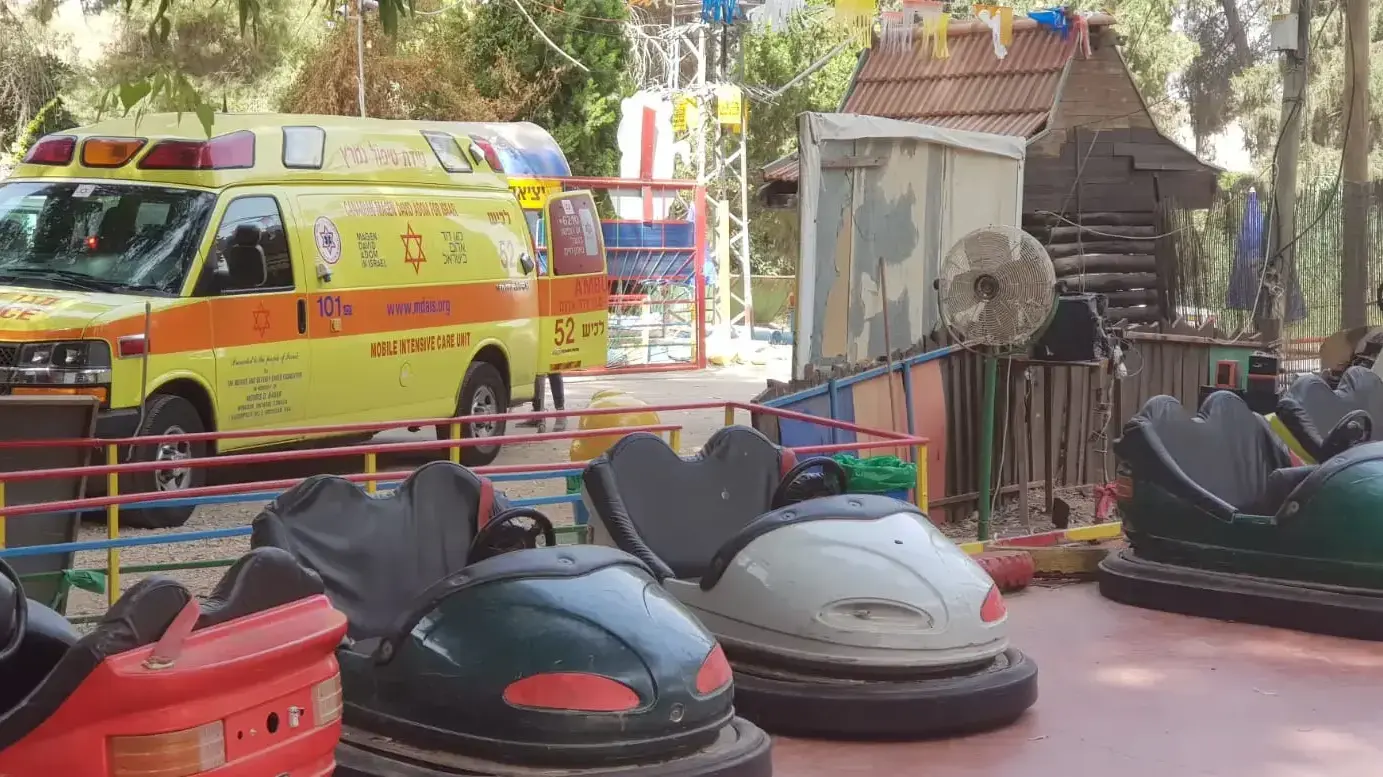 ילד בן 10 נהרג אחרי שעץ קרס עליו באקשן פארק בקריית גת ילד בן 10 נהרג אחרי שעץ קרס עליו באקשן פארק בקריית גת