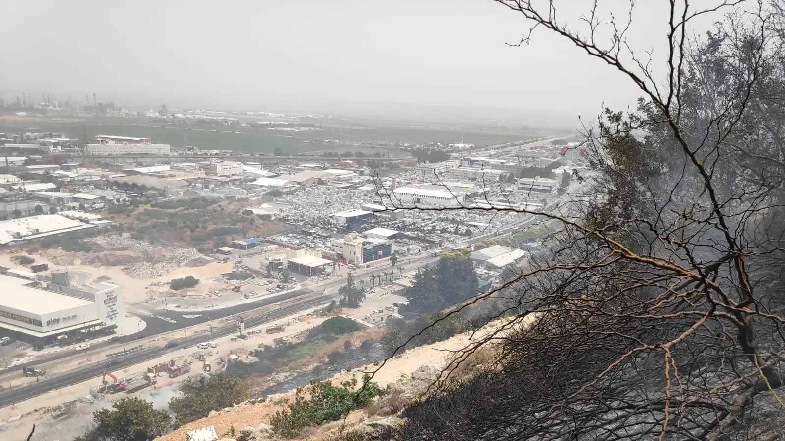 שריפה בשל השרב הכבד,צ'ק פוסט חיפה 17 ביולי 2019 שריפה בשל השרב הכבד,צ'ק פוסט חיפה 17 ביולי 2019