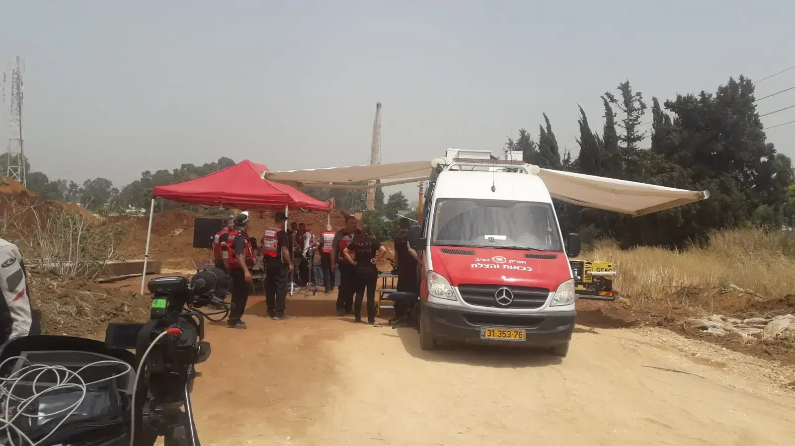 מפקד מחוז דן וסגנו יחד עם ק. האגם נמצאים בשטח ומבצעים חיתוכי מצב עפ"י המתרחש בשטח. מפקד מחוז דן וסגנו יחד עם ק. האגם נמצאים בשטח ומבצעים חיתוכי מצב עפ"י המתרחש בשטח.