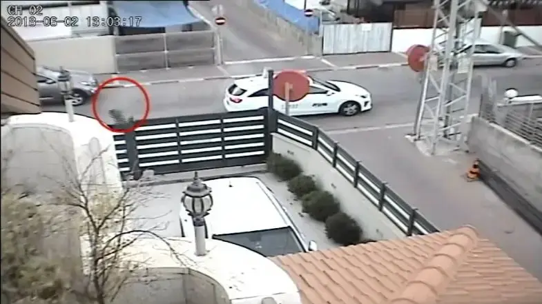 תיעוד - מצלמת האבטחה בה מתועד החשוד בהצתת ביתה של הגננת בראש העין 17 ביוני 2019 תיעוד - מצלמת האבטחה בה מתועד החשוד בהצתת ביתה של הגננת בראש העין 17 ביוני 2019
