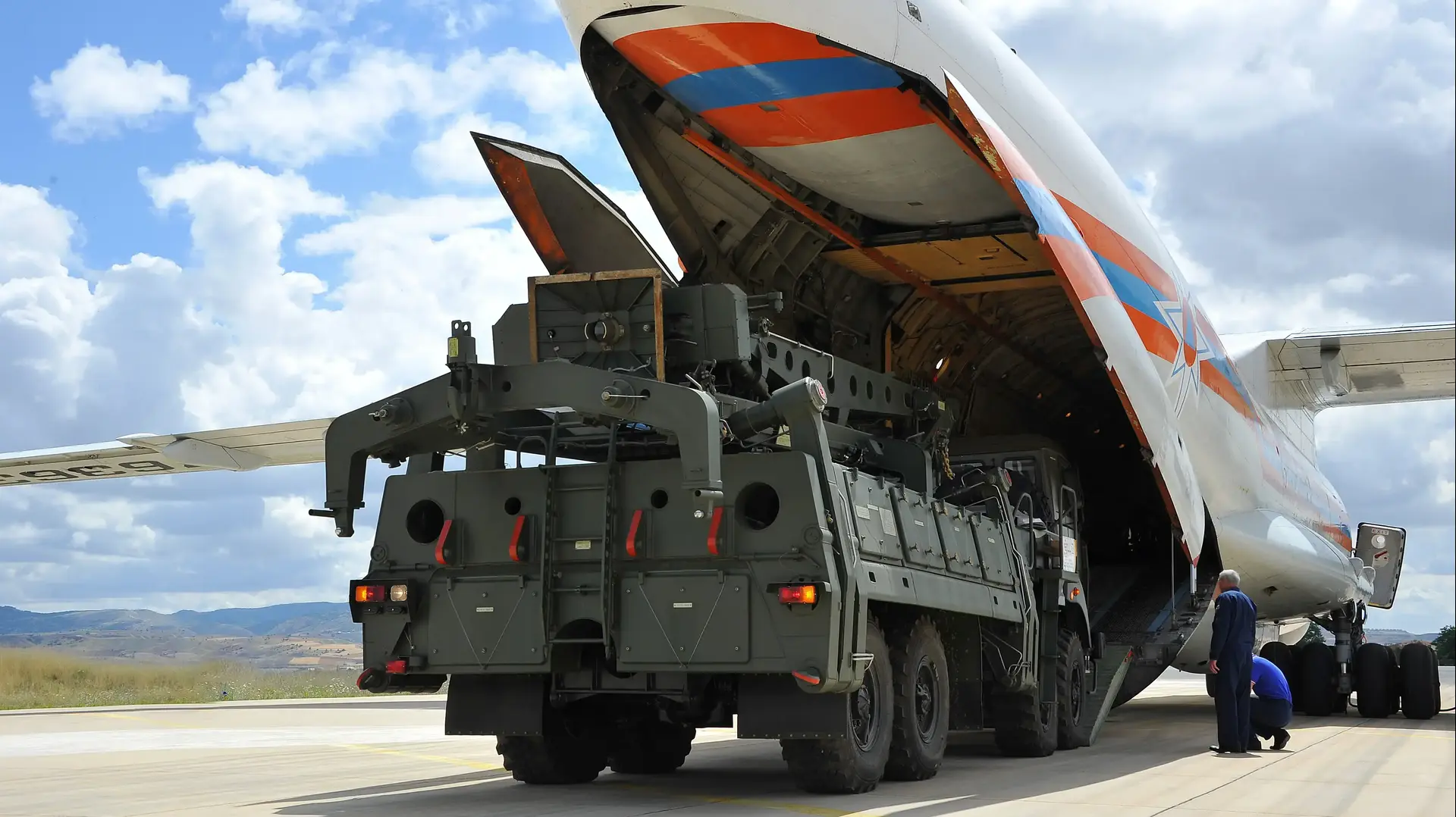 מערכת ההגנה הרוסית S-400 במהלך פריקה בשדה התעופה באנקרה, טורקיה 12 ביולי 2019 