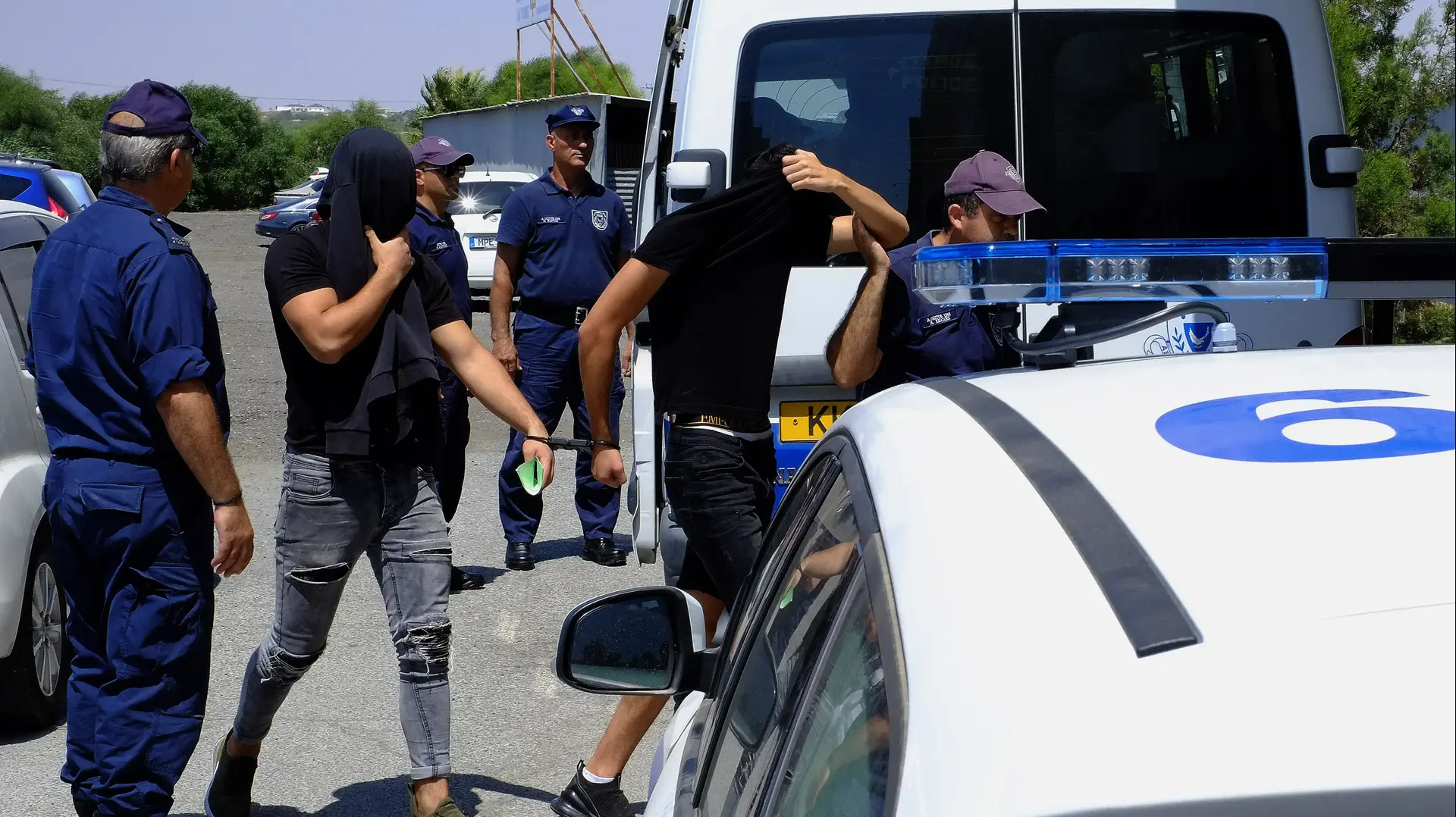 החשודים ההישראלים באונס התיירת בקפריסין מובאים להארכת מעצר 18 ביוני 2019 החשודים ההישראלים באונס התיירת בקפריסין מובאים להארכת מעצר 18 ביוני 2019