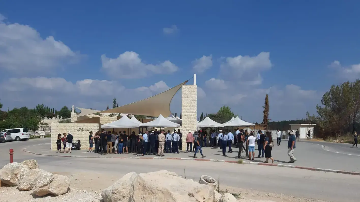 סופי רוסטסקי בת ה-28 ובנה איתי בן החודשיים שנהרגו בתאונה בין רכב למשאית שארעה בשבוע שעבר בכביש 7 סמוך לגדרה. הלוויה של בית העלמין במודיעין סופי רוסטסקי בת ה-28 ובנה איתי בן החודשיים שנהרגו בתאונה בין רכב למשאית שארעה בשבוע שעבר בכביש 7 סמוך לגדרה. הלוויה של בית העלמין במודיעין