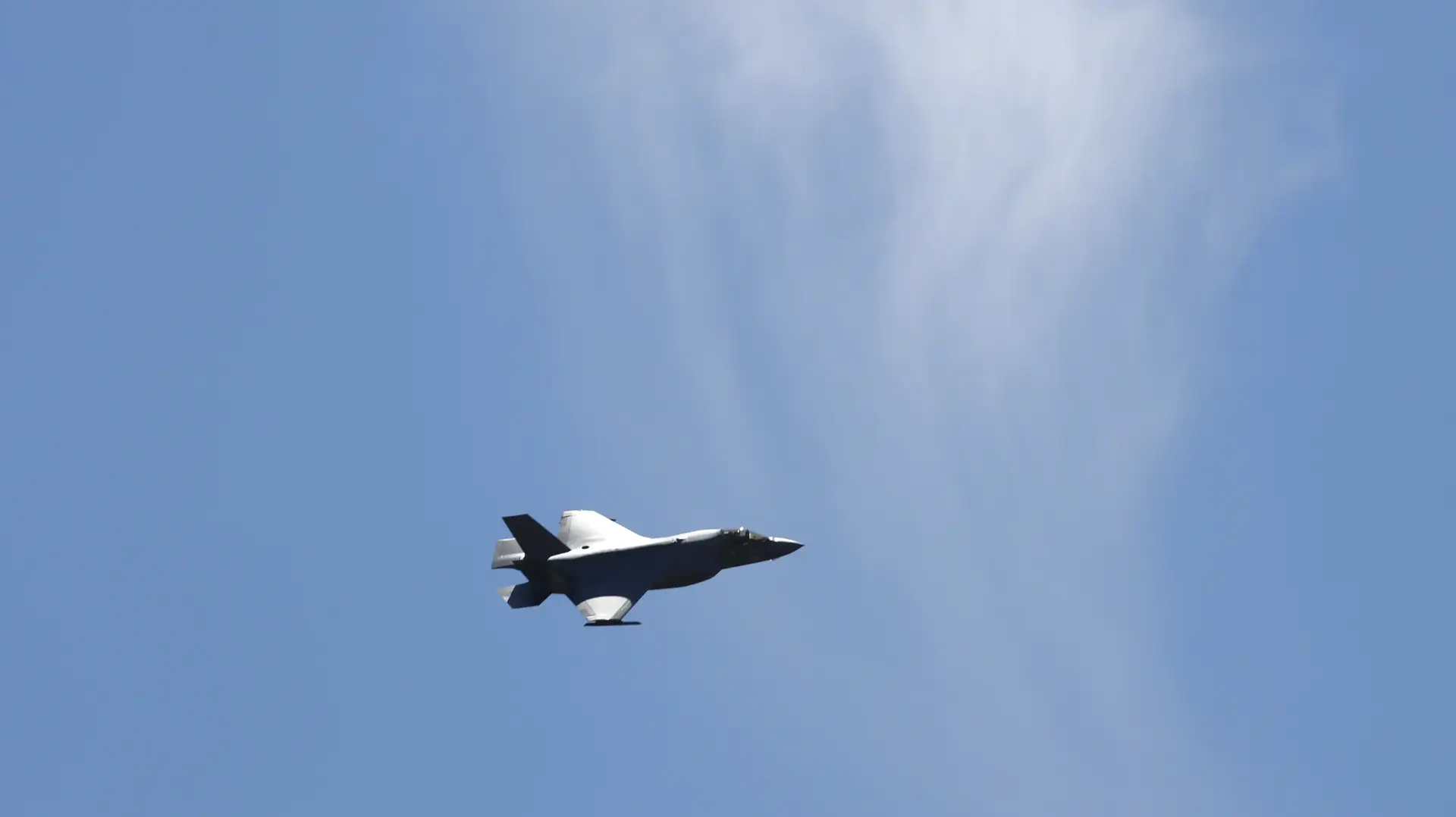 מטוס F-35 טס מעל הבית הלבן בוושינגטון ב-19 ביולי 2019 מטוס F-35 טס מעל הבית הלבן בוושינגטון ב-19 ביולי 2019
