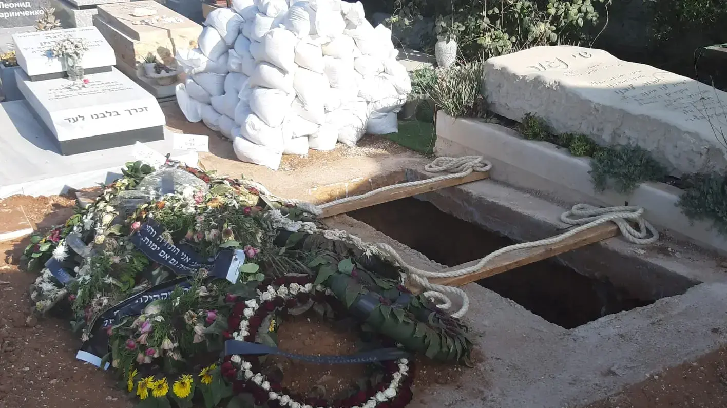 חלקת קברם של קצין חיל האוייר, רודריגו רוסטסקי רעייתו ובתו ההרוגים בתאונה ליד גדרה, בית העלמין, מודיעין 21 ביוני 2019
חלקת קברם של קצין חיל האוייר, רודריגו רוסטסקי רעייתו ובתו ההרוגים בתאונה ליד גדרה, בית העלמין, מודיעין 21 ביוני 2019