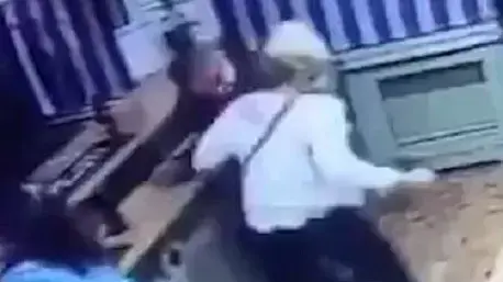 אישה נוגחת בגבר בפאב