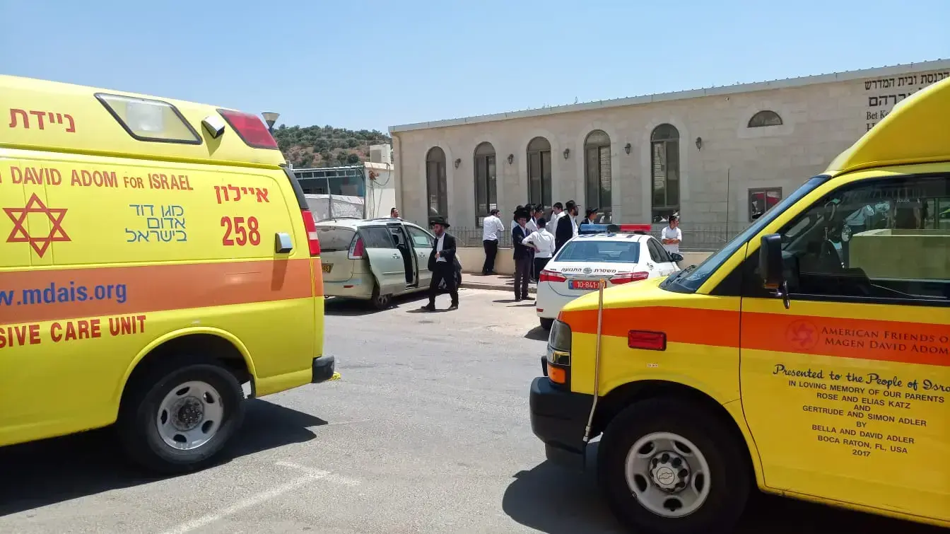 צוותי מד"א במודיעין עילית במקום בו נשכח ברכב תינוק בן חצי שנה, 22 ביולי 2019 צוותי מד"א במודיעין עילית במקום בו נשכח ברכב תינוק בן חצי שנה, 22 ביולי 2019
