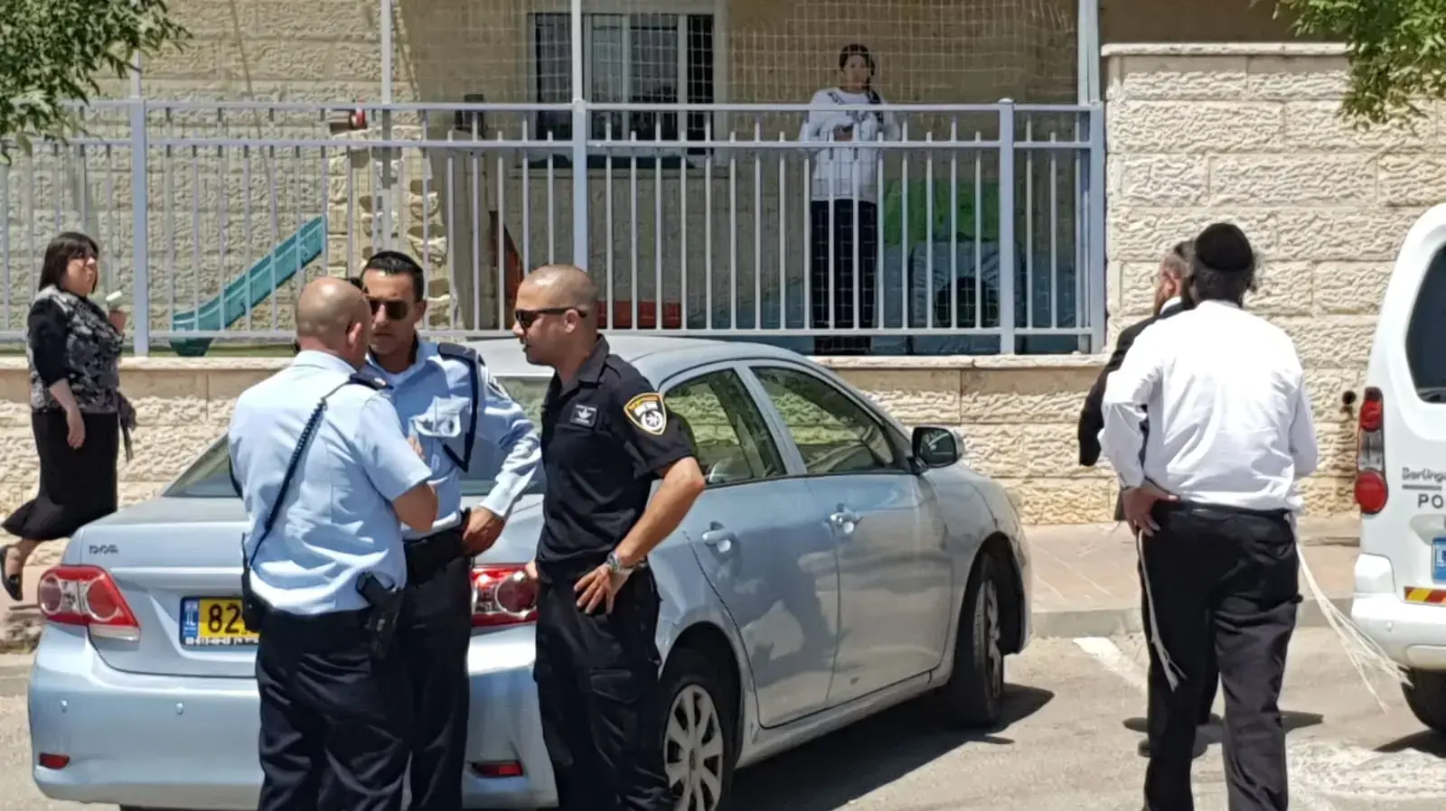 כוחות משטרה סמוך לרכב בו נשכח התינוק בן חצי השנה במודיעין עילית, 22 ביולי 2019 כוחות משטרה סמוך לרכב בו נשכח התינוק בן חצי השנה במודיעין עילית, 22 ביולי 2019