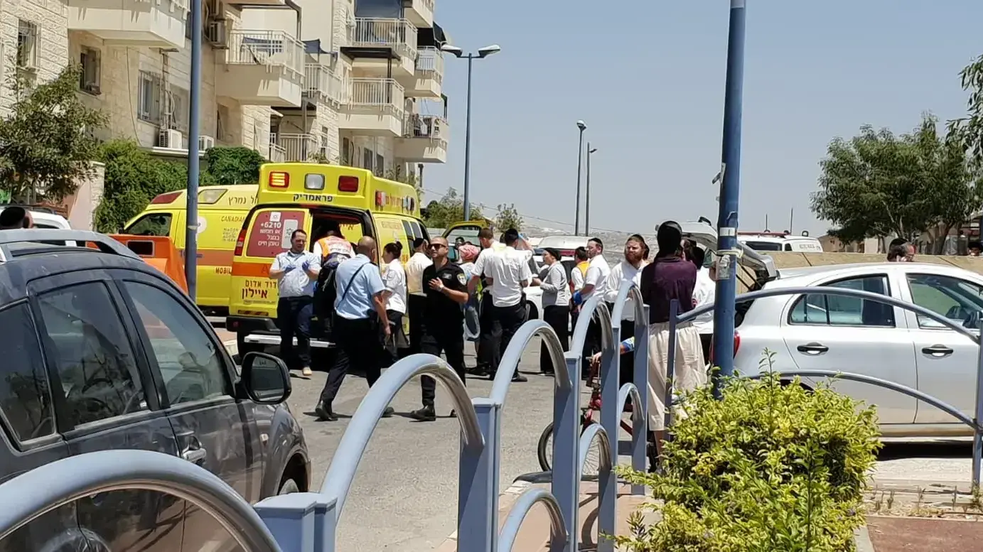 כוחות משטרה סמוך לרכב בו נשכח התינוק בן חצי השנה במודיעין עילית, 22 ביולי 2019 כוחות משטרה סמוך לרכב בו נשכח התינוק בן חצי השנה במודיעין עילית, 22 ביולי 2019