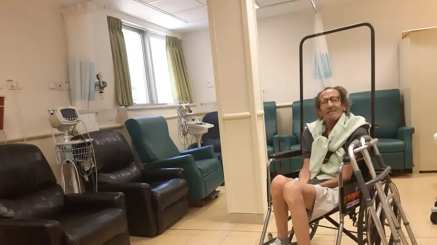 צ'רלי סוויסה שהגיע מאילת לטיפול מיקרוסקופיה בבית החולים בבית החולים תל השומר ב-23 ביולי 2019 צ'רלי סוויסה שהגיע מאילת לטיפול מיקרוסקופיה בבית החולים בבית החולים תל השומר ב-23 ביולי 2019
