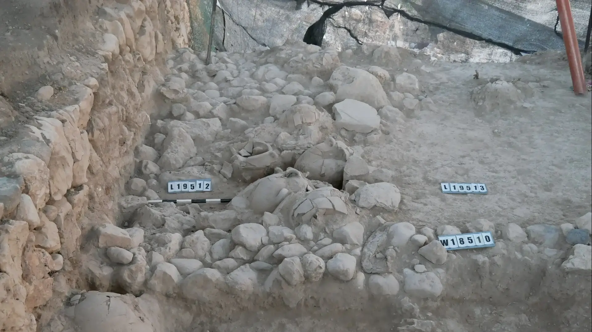 מערכת מדרגות מפוארת התגלתה בתל חצור