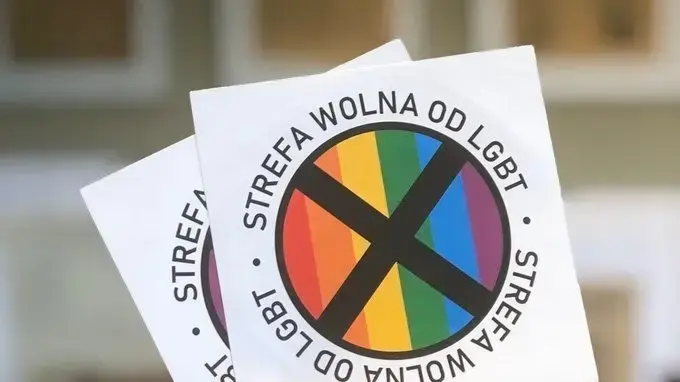 סטיקרים נגד קהילת הלהט"ב שחילק מגזין שמרני בפולין, יולי 2019 סטיקרים נגד קהילת הלהט"ב שחילק מגזין שמרני בפולין, יולי 2019