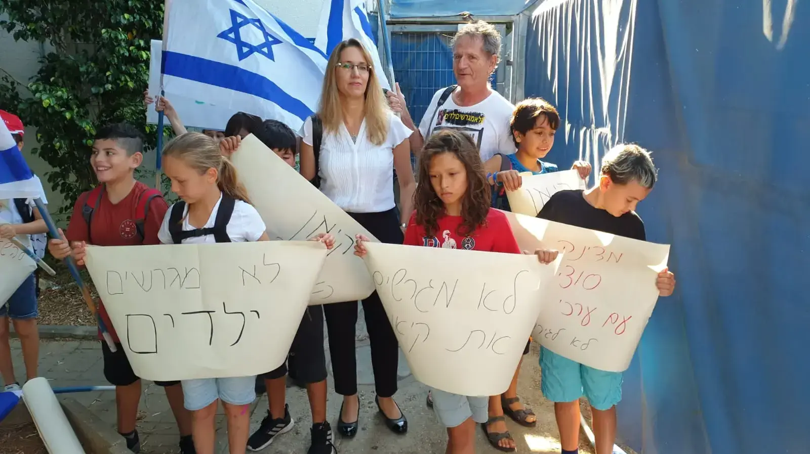 חבריהם לכיתה של ילדיה של ג'רלדין מפגינים יחד עם הוריהם מול הכניסה למתקן המשמורת נגד הגירוש, נתב"ג חבריהם לכיתה של ילדיה של ג'רלדין מפגינים יחד עם הוריהם מול הכניסה למתקן המשמורת נגד הגירוש, נתב"ג