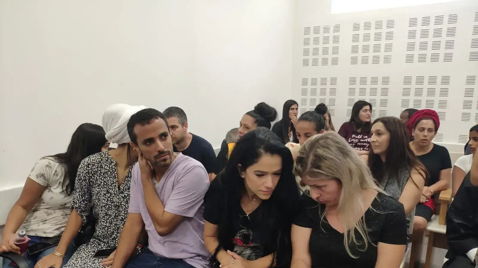 הורי הפעטות במהלך משפטה של הגננת המתעללת, כרמל מעודה מראש העין, מחוזי מרכז (לוד) הורי הפעטות במהלך משפטה של הגננת המתעללת, כרמל מעודה מראש העין, מחוזי מרכז (לוד)