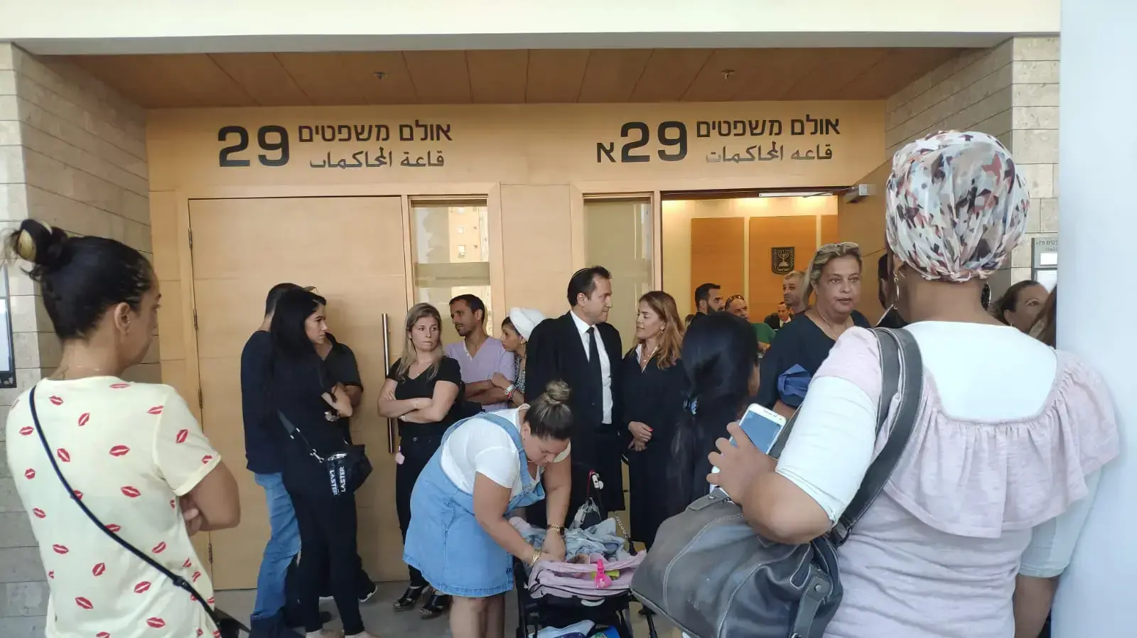 הורי הפעטות במהלך משפטה של הגננת המתעללת, כרמל מעודה מראש העין, מחוזי מרכז (לוד) 25 ביולי 2019 הורי הפעטות במהלך משפטה של הגננת המתעללת, כרמל מעודה מראש העין, מחוזי מרכז (לוד) 25 ביולי 2019