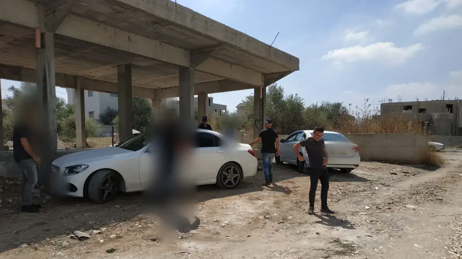 רכב המרצדס שפגע בנהג בכביש 65 בערערה רכב המרצדס שפגע בנהג בכביש 65 בערערה