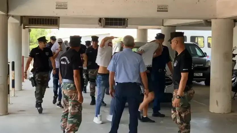 החשודים באונס התיירת בקפריסין מובאים להארכת מעצרם החשודים באונס התיירת בקפריסין מובאים להארכת מעצרם