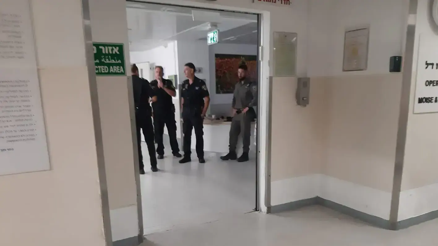 שוטרים בבית החולים איכילוב בתל אביב אחרי דקירת הנער שוטרים בבית החולים איכילוב בתל אביב אחרי דקירת הנער