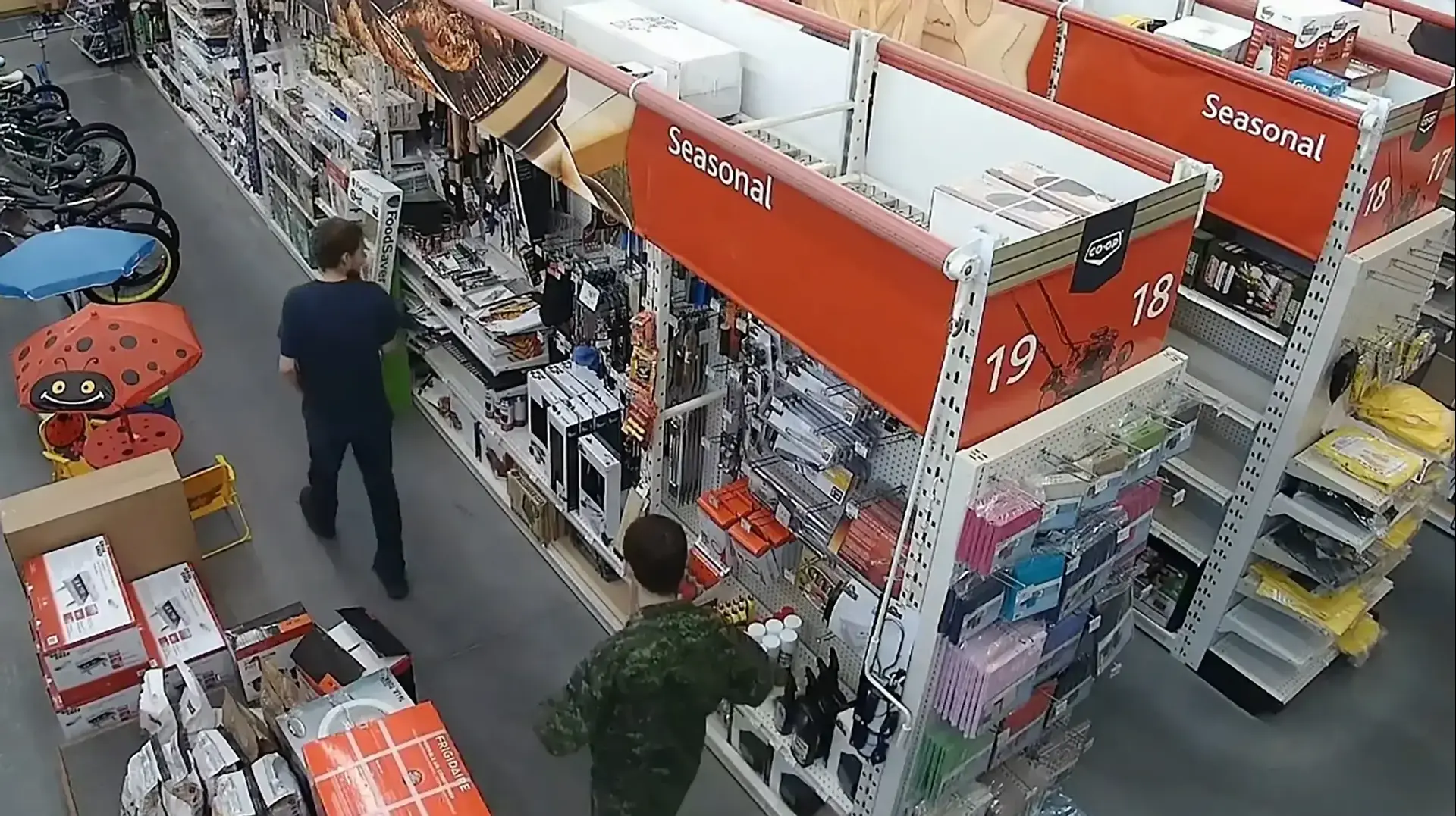 שני הנערים החשודים ברצח משולש נראים במצלמות אבטחה במידואו לייק, קנדה, 26 ביולי 2019
שני הנערים החשודים ברצח משולש נראים במצלמות אבטחה במידואו לייק, קנדה, 26 ביולי 2019