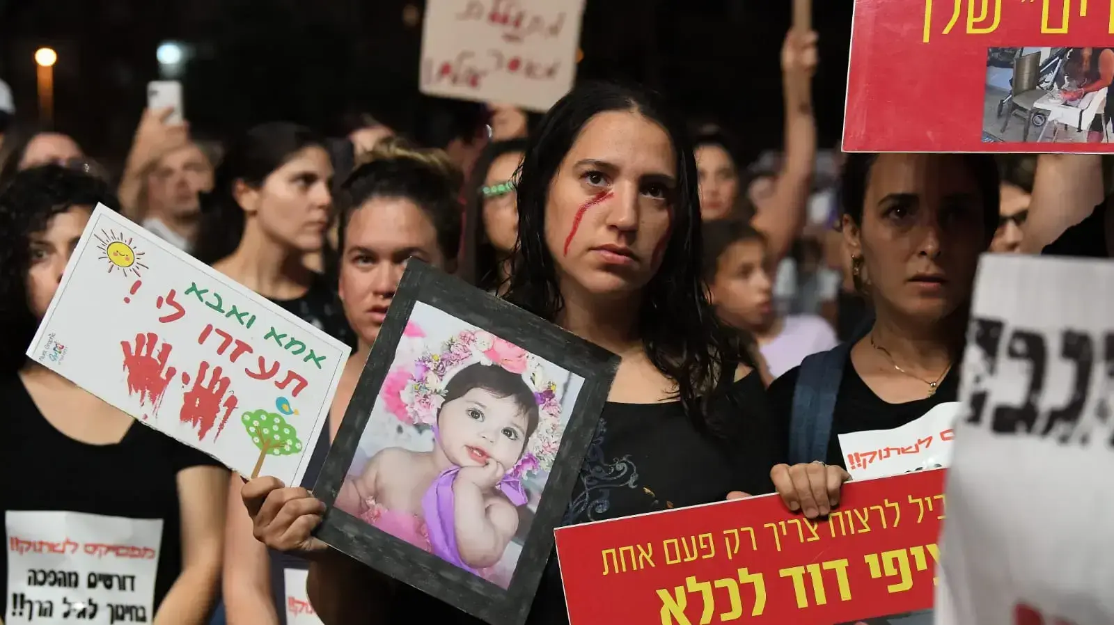 הפגנת הורים במחאה על אלימות נגד ילדים בגנים, כיכר רבין תל אביב, 27 יולי 2019 הפגנת הורים במחאה על אלימות נגד ילדים בגנים, כיכר רבין תל אביב, 27 יולי 2019