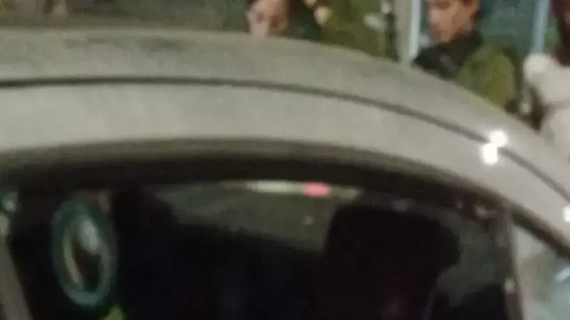 הרכב אליו נזרקו אבנים בכניסה לקרני שומרון, במקרה נפצעו שני ילדים באורח קל