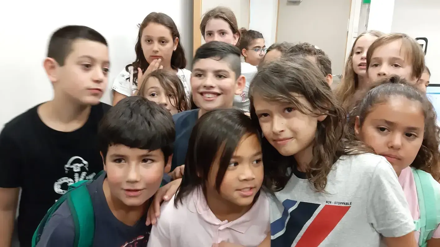 מייקל הילד הפיליפיני אשר מיועד להיות מגורש וחבריו לכיתה מחוץ לבית המשפט לקראת הדיון בעניינו של מייקל ואמו. בבית הדין לערורים בתל אביב 28 ביולי 2019
מייקל הילד הפיליפיני אשר מיועד להיות מגורש וחבריו לכיתה מחוץ לבית המשפט לקראת הדיון בעניינו של מייקל ואמו. בבית הדין לערורים בתל אביב 28 ביולי 2019