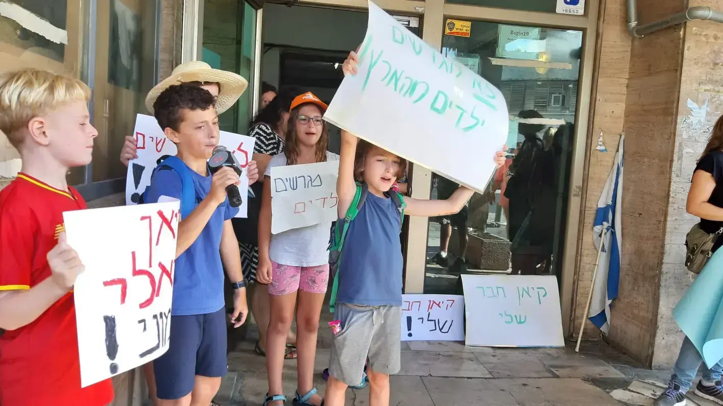 חבריו לכיתה של מייקל אשר מיועד להיות מגורש לקראת הדיון בעניינו של מייקל ואמו. בבית הדין לערורים בתל אביב 28 ביולי 2019
חבריו לכיתה של מייקל אשר מיועד להיות מגורש לקראת הדיון בעניינו של מייקל ואמו. בבית הדין לערורים בתל אביב 28 ביולי 2019