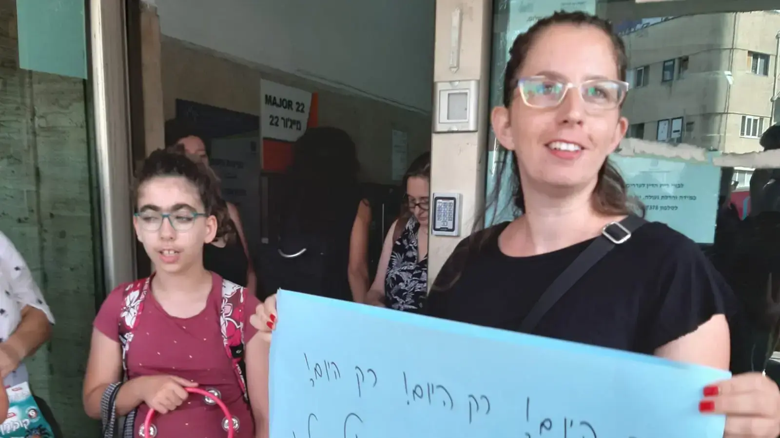 חבריו לכיתה של מייקל אשר מיועד להיות מגורש לקראת הדיון בעניינו של מייקל ואמו. בבית הדין לערורים בתל אביב 28 ביולי 2019
חבריו לכיתה של מייקל אשר מיועד להיות מגורש לקראת הדיון בעניינו של מייקל ואמו. בבית הדין לערורים בתל אביב 28 ביולי 2019