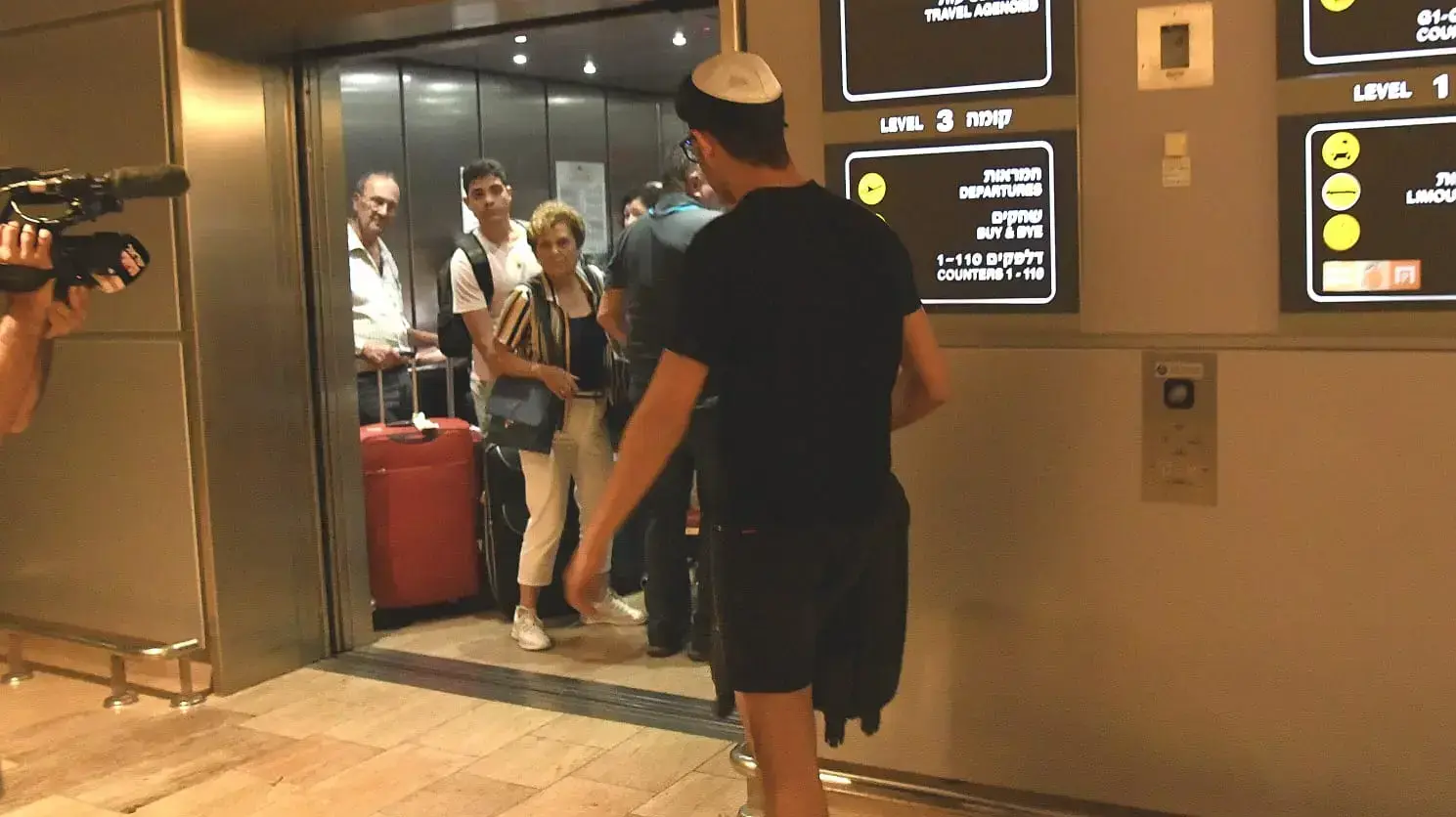 חזרת הנערים מקפריסין לישראל חזרת הנערים מקפריסין לישראל