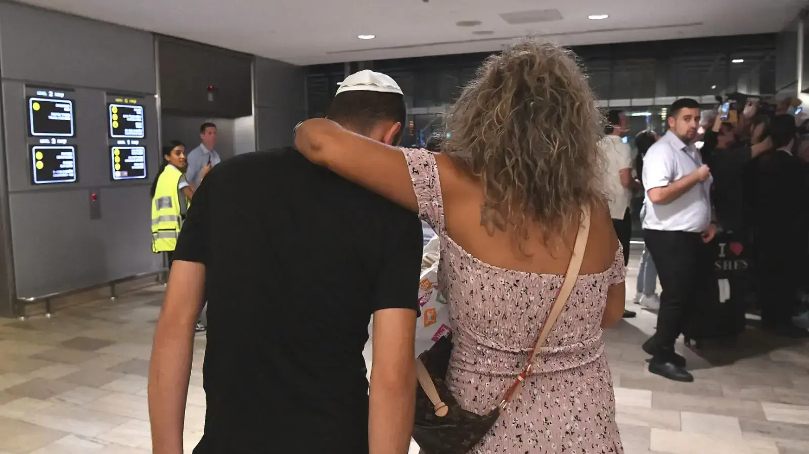 חזרת הנערים מקפריסין לישראל חזרת הנערים מקפריסין לישראל