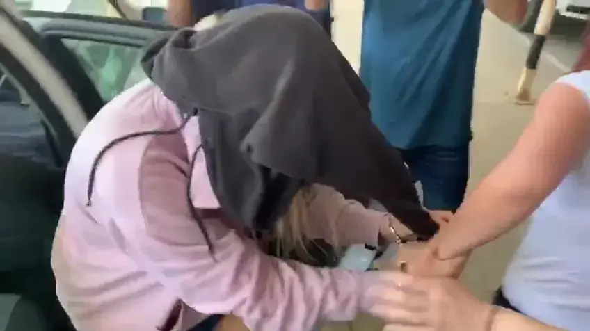 המתלוננת על האונס בקפריסין מובאת לבית המשפט 29.07.19 המתלוננת על האונס בקפריסין מובאת לבית המשפט 29.07.19