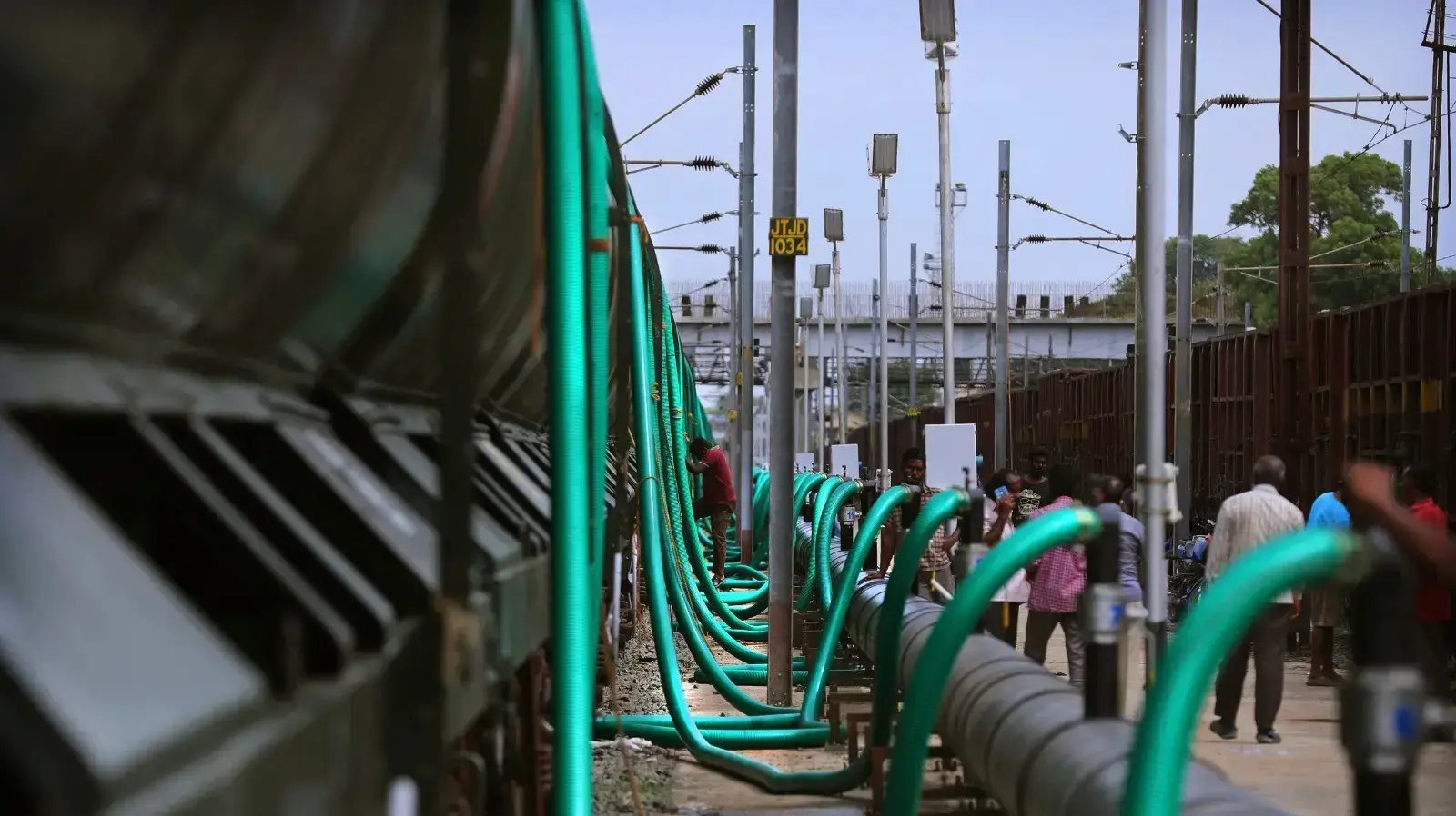 מילוי מים בקרונות רכבת שמיועדת לעיר צ'נאי, הודו, 17 ביולי 2019