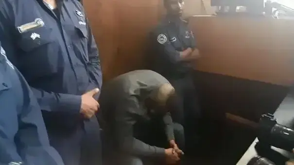 אחד החשודים בדקירת הנער בהוסטל ללהט"ב במהלך הארכת מעצרו בתל אביב 31 ביולי 2019 אחד החשודים בדקירת הנער בהוסטל ללהט"ב במהלך הארכת מעצרו בתל אביב 31 ביולי 2019