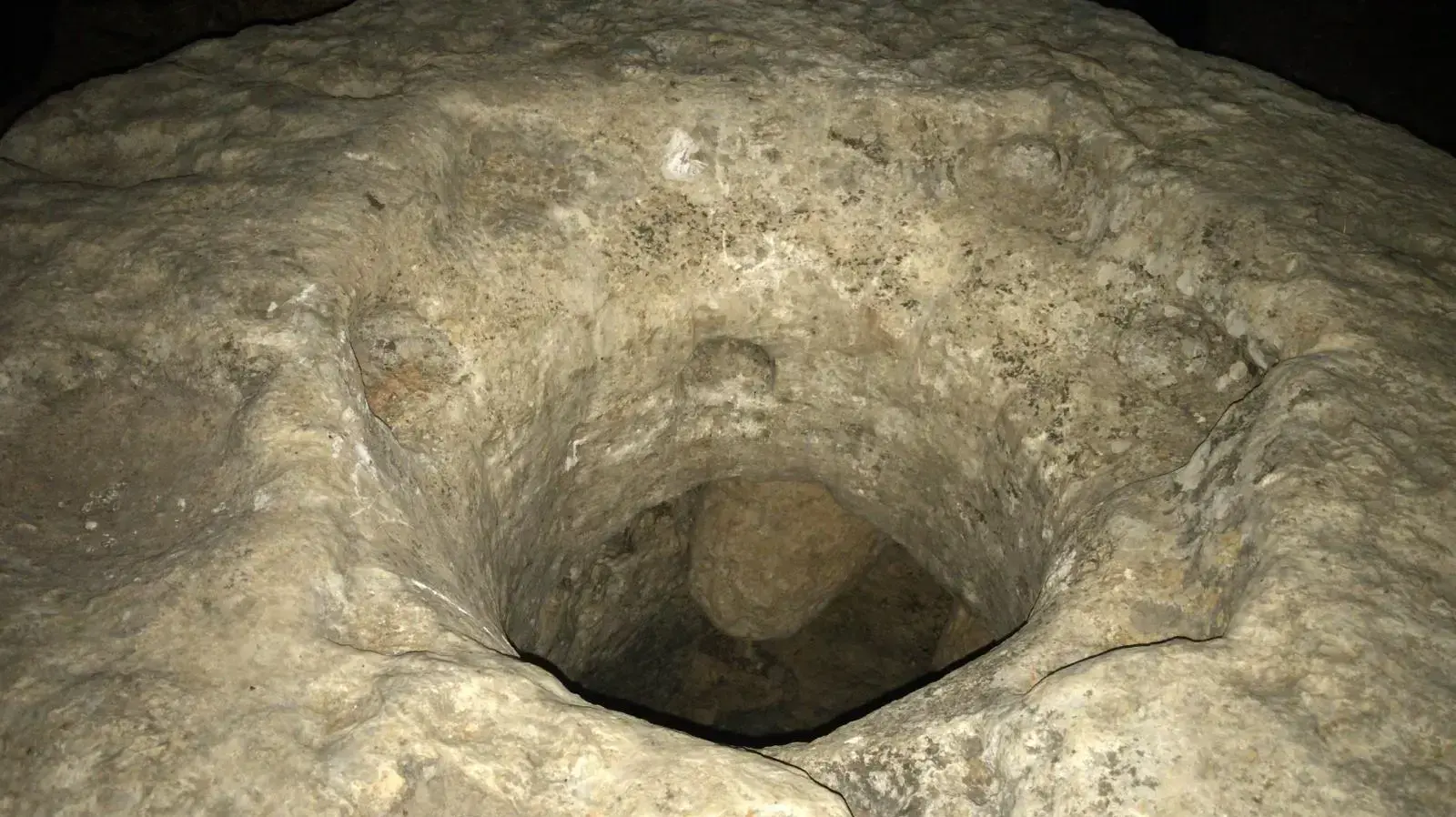 הבור בו נמצא אדם ללא רוח חיים, סמוך למודיעין עילית הבור בו נמצא אדם ללא רוח חיים, סמוך למודיעין עילית