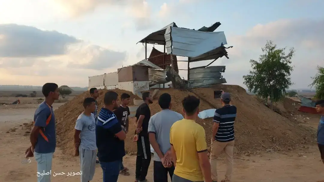 פלסטינים ליד עמדת חמאס שהותקפה על ידי צה"ל בתגובה לחדירת המחבל בדרום רצועת עזה פלסטינים ליד עמדת חמאס שהותקפה על ידי צה"ל בתגובה לחדירת המחבל בדרום רצועת עזה