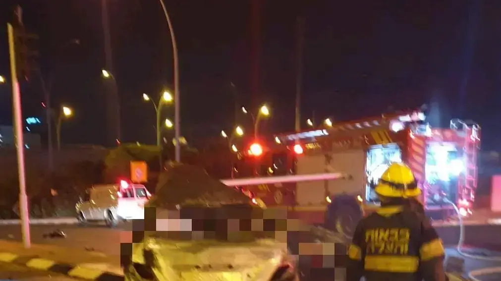 זירת התאונה בכפר סבא, שם התנגש רכב ברמזור ועלה באש, 2 באוגוסט 2019 זירת התאונה בכפר סבא, שם התנגש רכב ברמזור ועלה באש, 2 באוגוסט 2019