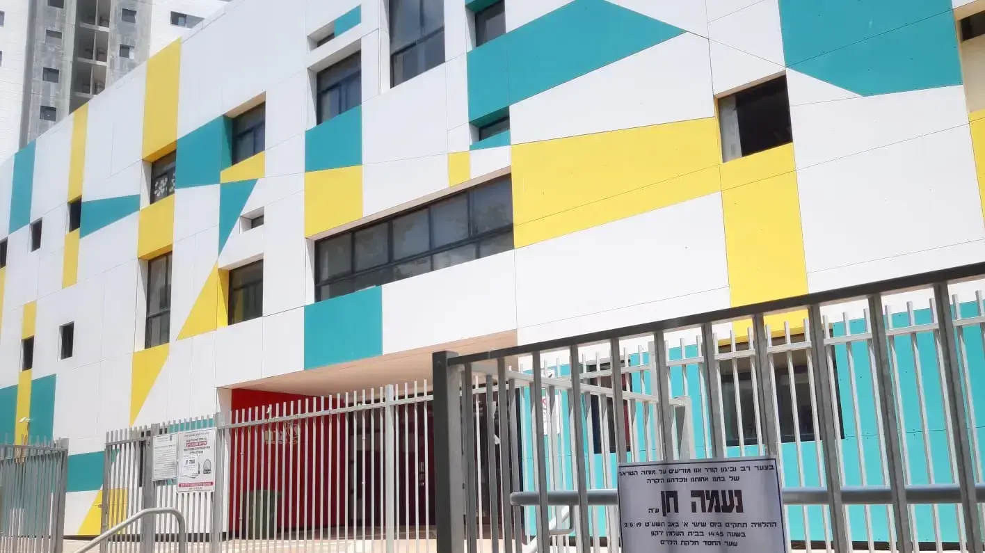 מודעת אבל על מותה של נעמה חן, הילדה בת ה-7 שטבעה בבריכת מלון בכרתים תלויה על גדר בית הספר ארנון שבו למדה ברמת גן, 2.8.2019 מודעת אבל על מותה של נעמה חן, הילדה בת ה-7 שטבעה בבריכת מלון בכרתים תלויה על גדר בית הספר ארנון שבו למדה ברמת גן, 2.8.2019