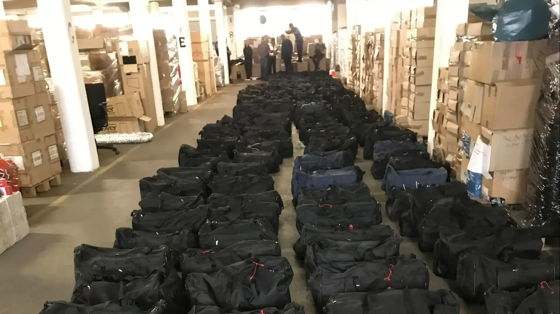 התיקים שהיו מלאים בקוקאין ונתפסו במכס בהמבורג שבגרמניה. 02 באוגוסט 2019 התיקים שהיו מלאים בקוקאין ונתפסו במכס בהמבורג שבגרמניה. 02 באוגוסט 2019